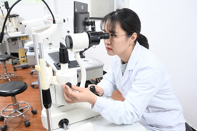 济南镜界职业技能培训学校，做更好的眼视光人—眼视光培训